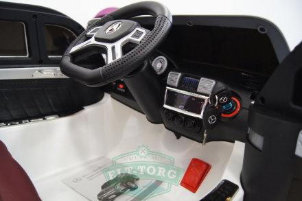 Электромобиль RiverToys Mercedes-Benz GL63-WHITE
